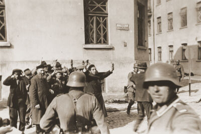 Tschenstochau (Polen), 4. September 1939: Unmittelbar nach dem Überfall auf Polen treiben Wehrmachtssoldaten männliche polnische Zivilisten zusammen, darunter auch Juden. Viele von ihnen werden erschossen.