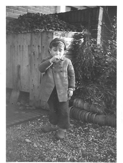 Shlomo in traditioneller Dorfkleidung und den Klompen-Holzschuhen 1943