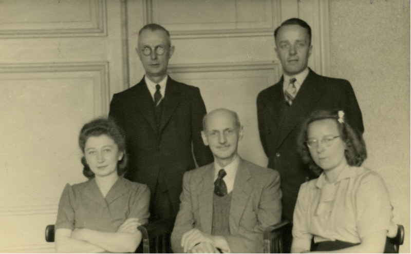 Otto Frank (Mitte) mit Miep Gies, Johann Kleiman, Victor Kugler und Bep Voskuijl (von links nach rechts)
