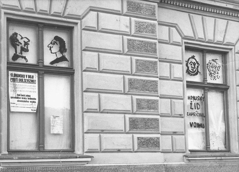 Slowakei, antisemitische Graffitis und Karikaturen auf Fenstern von Gebäuden, 1941, Sered, Slowakei. Slowakei, antisemitische Graffitis und Karikaturen auf Fenstern von Gebäuden, 1941, Sered, Slowakei.