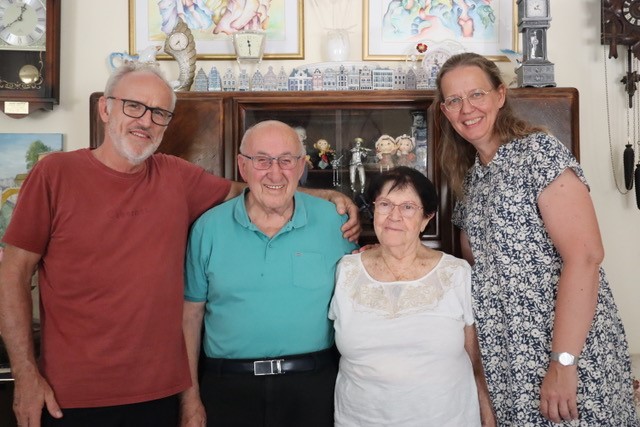 Shlomo Bobbe und seine Frau Zippi (Mitte) gemeinsam mit Henoch und Esther Ackermann