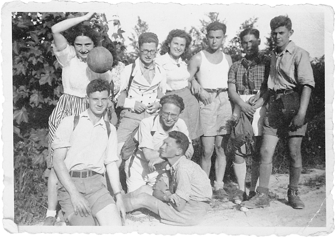 Selma Meerbaum-Eisinger mit ihrer Jugendgruppe im Jahr 1940