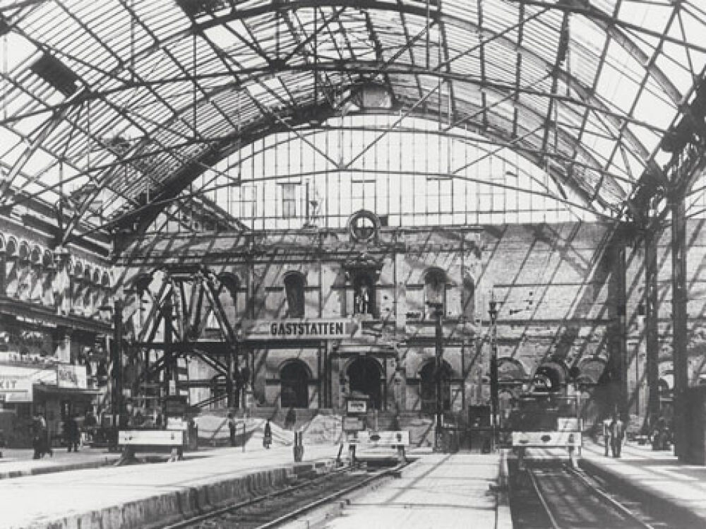 Während seiner Reise durch Deutschland passierte Jack auch den Münchener Hauptbahnhof. Dieser war infolge des Krieges stark beschädigt.