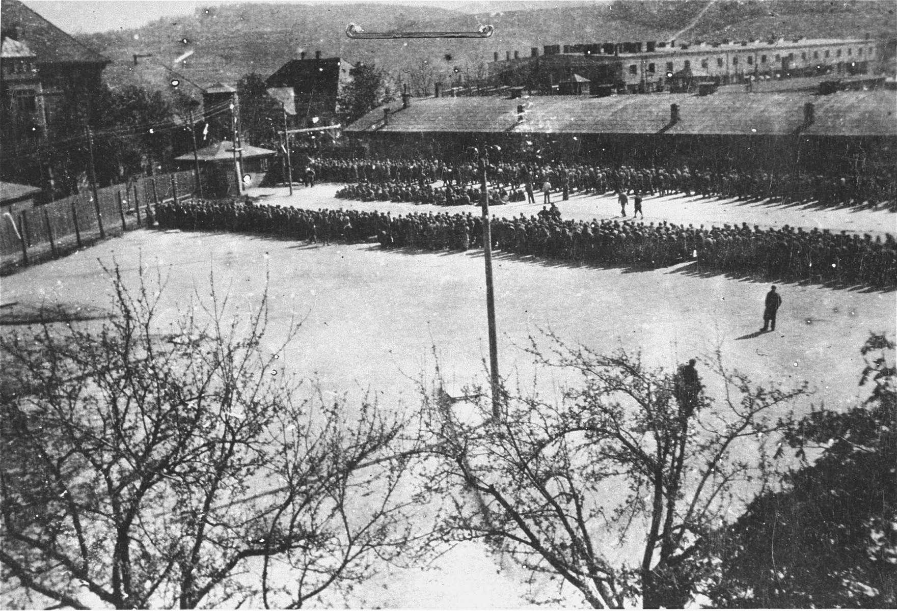 Melk, 1944/45: neu angekommene Häftlinge im Außenkommando des Konzentrationslagers Mauthausen. Pavel ist hier zwischen Januar und April 1945 Häftling. Melk, 1944/45: neu angekommene Häftlinge im Außenkommando des Konzentrationslagers Mauthausen. Pavel ist hier zwischen Januar und April 1945 Häftling.