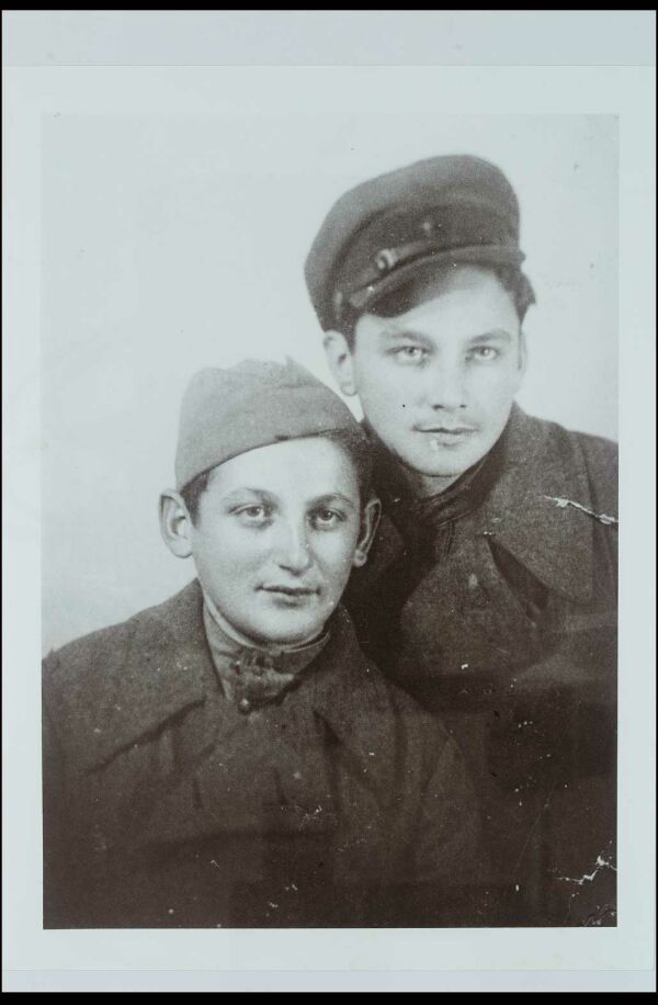 Jack und sein Freund Tevele in Partisanenuniform kurz nach der Befreiung, 1944