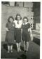 Königsberg, 1943: Seifenfabrik Gamm & Sohn. Auf dem Dach stehen Rita und Hella Markowsky, in ihrer Mitte: Erni Mendelsohn, die hier Zwangsarbeit leisten müssen.