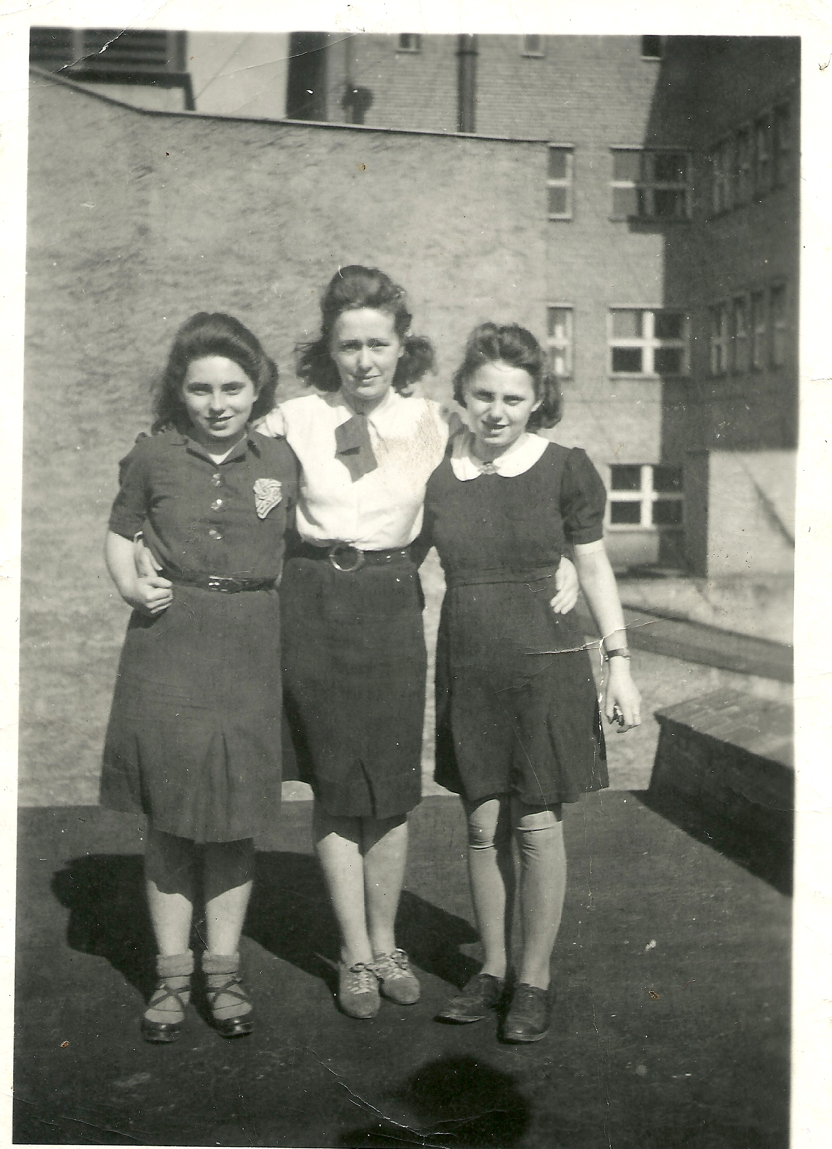 Königsberg, 1943: Seifenfabrik Gamm & Sohn. Auf dem Dach stehen Rita und Hella Markowsky, in ihrer Mitte: Erni Mendelsohn, die hier Zwangsarbeit leisten müssen. Königsberg, 1943: Seifenfabrik Gamm & Sohn. Auf dem Dach stehen Rita und Hella Markowsky, in ihrer Mitte: Erni Mendelsohn, die hier Zwangsarbeit leisten müssen.