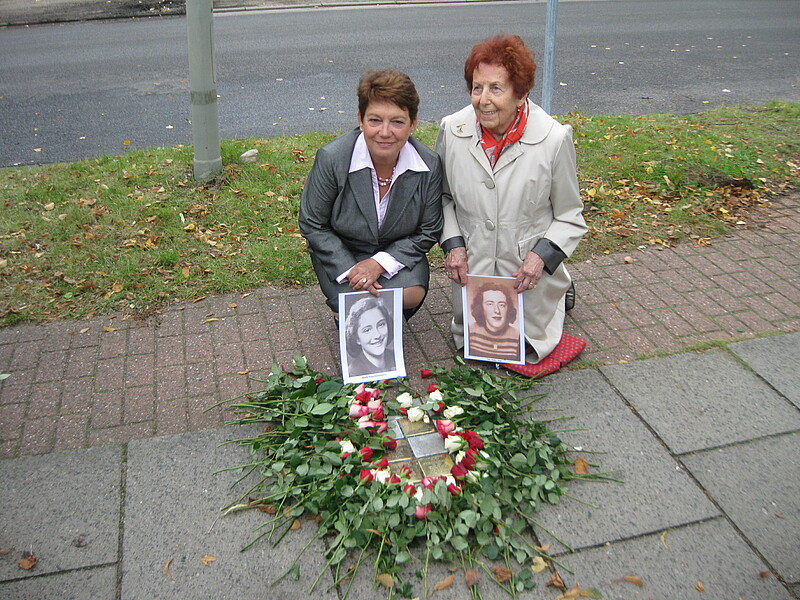Melitta (r.) bei der Verlegung von Ninas Stolperstein Melitta (r.) bei der Verlegung von Ninas Stolperstein
