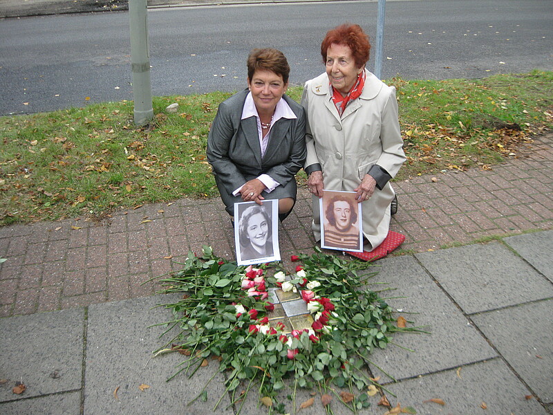 Melitta (r.) bei der Verlegung von Ninas Stolperstein