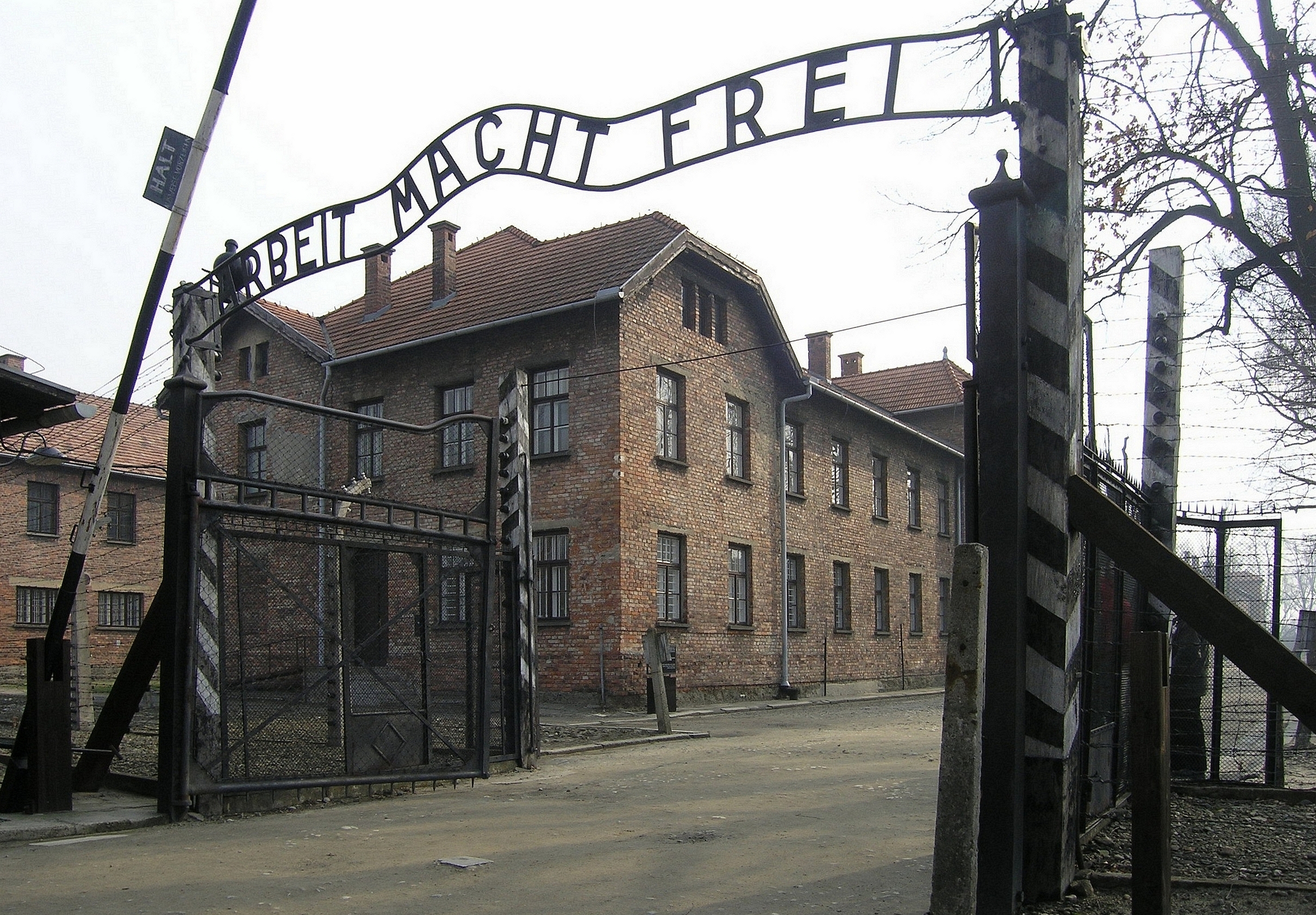 Eingangstor des KZ Auschwitz (»Arbeit macht frei«)