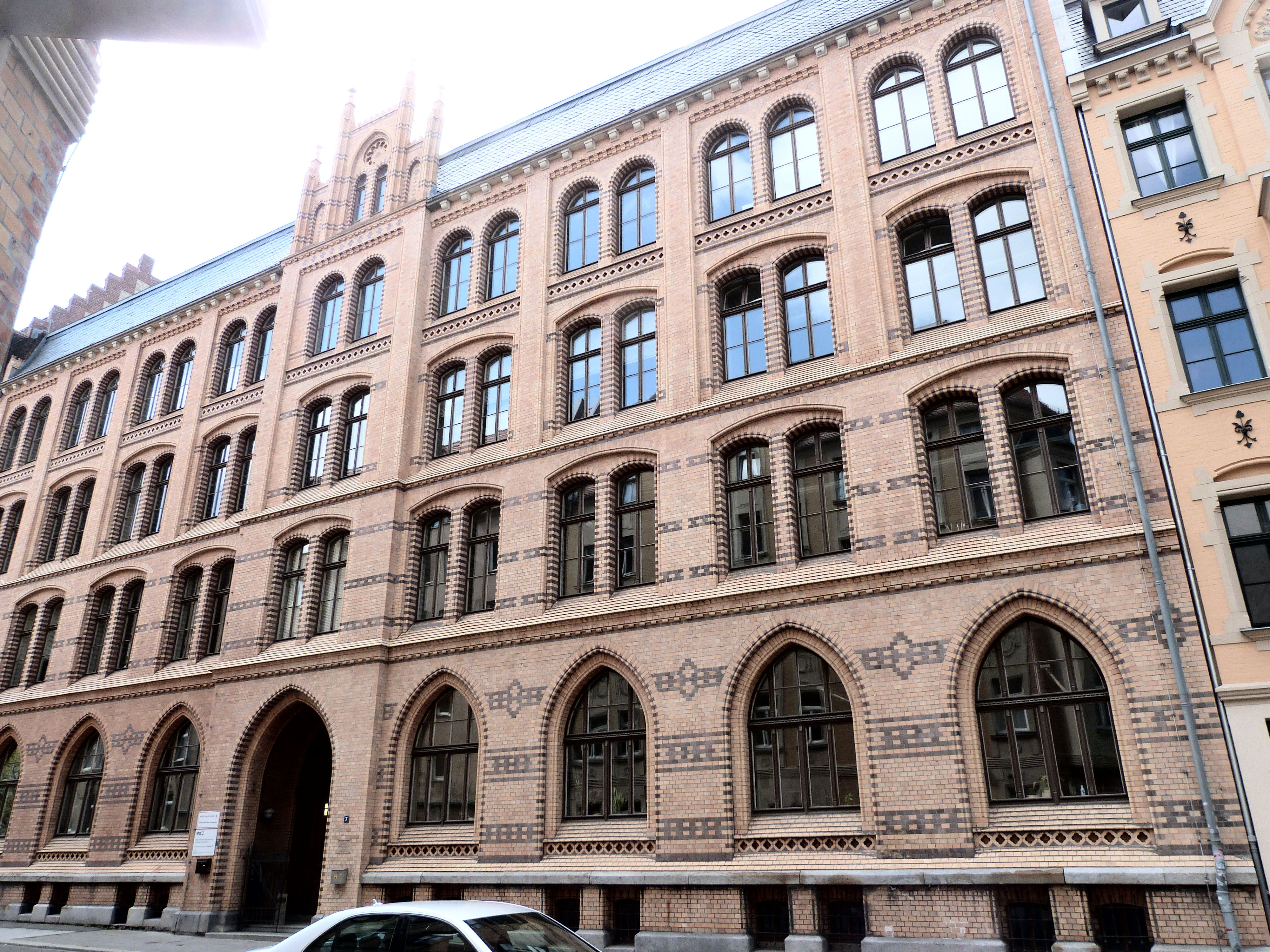 Ehemalige Talamtschule in Halle, an der Wolfgang lernte. Heute ist sie immer noch eine Bildungseinrichtung, allerdings für Erwachsene. Ehemalige Talamtschule in Halle, an der Wolfgang lernte. Heute ist sie immer noch eine Bildungseinrichtung, allerdings für Erwachsene.
