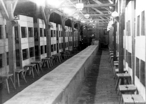 Innenansicht einer Baracke in Auschwitz-Birkenau (1942)