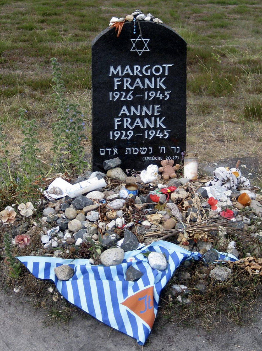 Symbolischer Grabstein für Anne und Margot Frank, Gedenkstätte Bergen-Belsen 2010