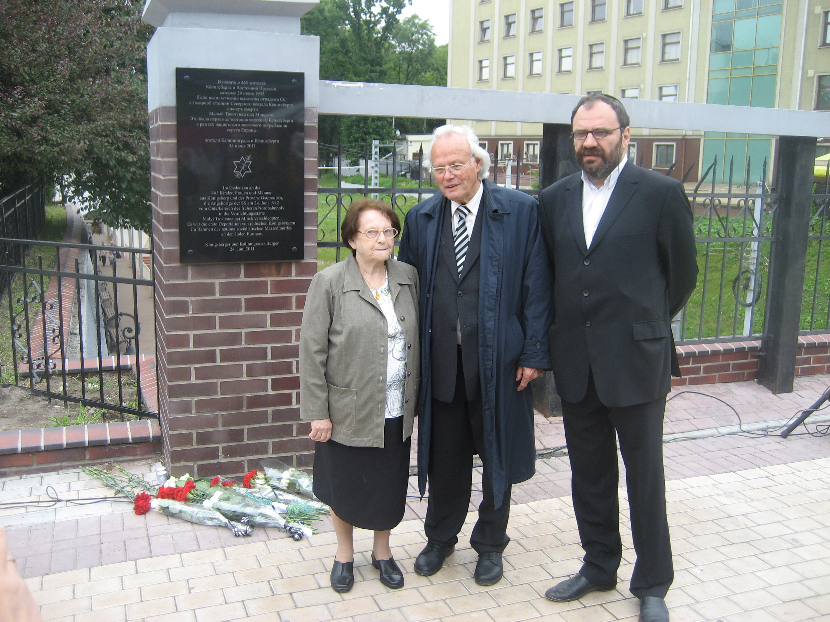 24. Juni 2011, v. l. n. r.: Nechama Drober, Michael Wieck und Viktor Schapiro, Vorsitzender
der Jüdischen Kulturgesellschaft Adass Jisroel vor der deutsch-russischen »Mahntafel« am früheren Nordbahnhof in Königsberg 24. Juni 2011, v. l. n. r.: Nechama Drober, Michael Wieck und Viktor Schapiro, Vorsitzender
der Jüdischen Kulturgesellschaft Adass Jisroel vor der deutsch-russischen »Mahntafel« am früheren Nordbahnhof in Königsberg