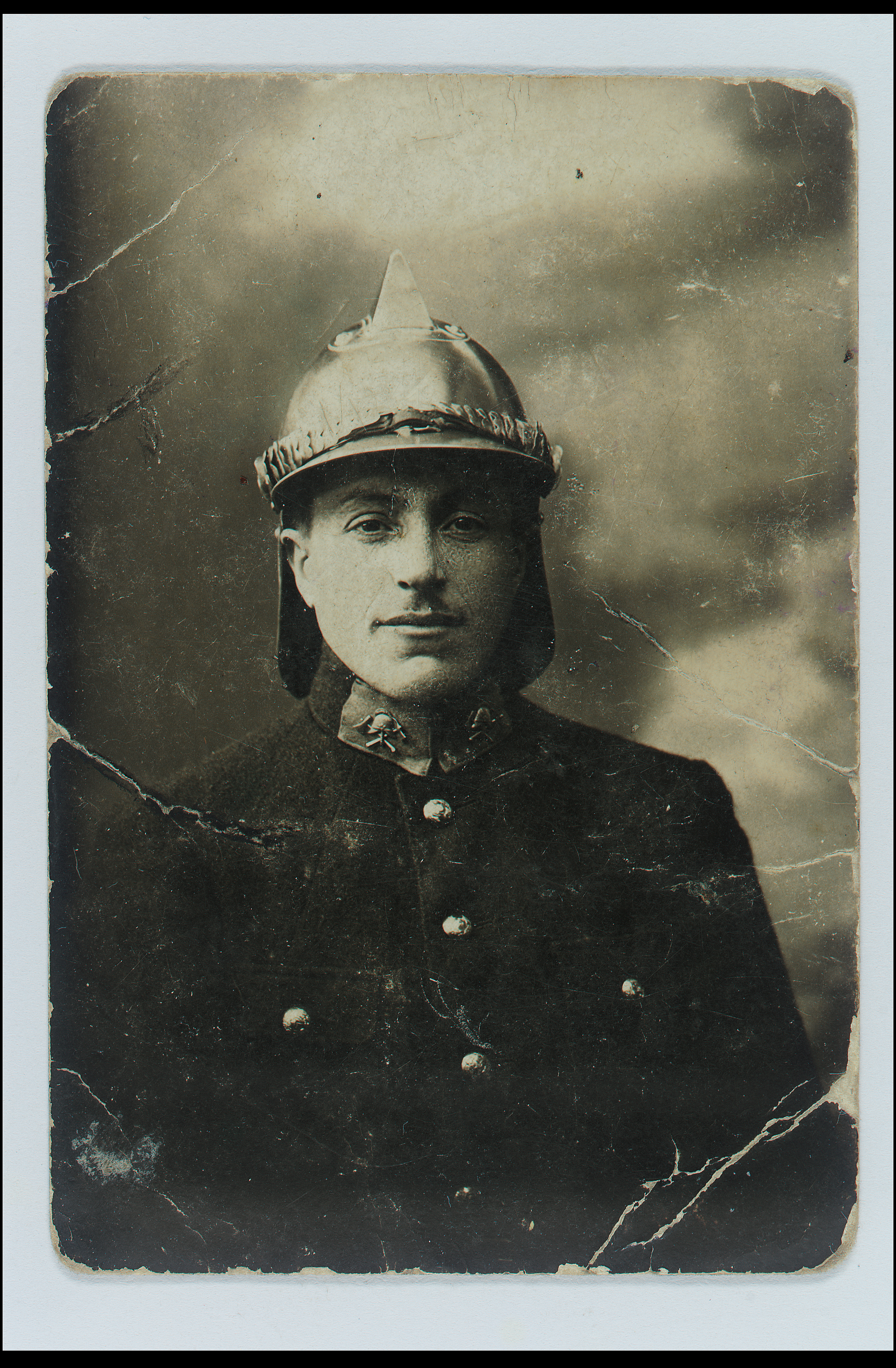 Mosche Kagan trägt auf dem Foto eine Uniform der Freiwilligen Feuerwehr. Mosche Kagan trägt auf dem Foto eine Uniform der Freiwilligen Feuerwehr.