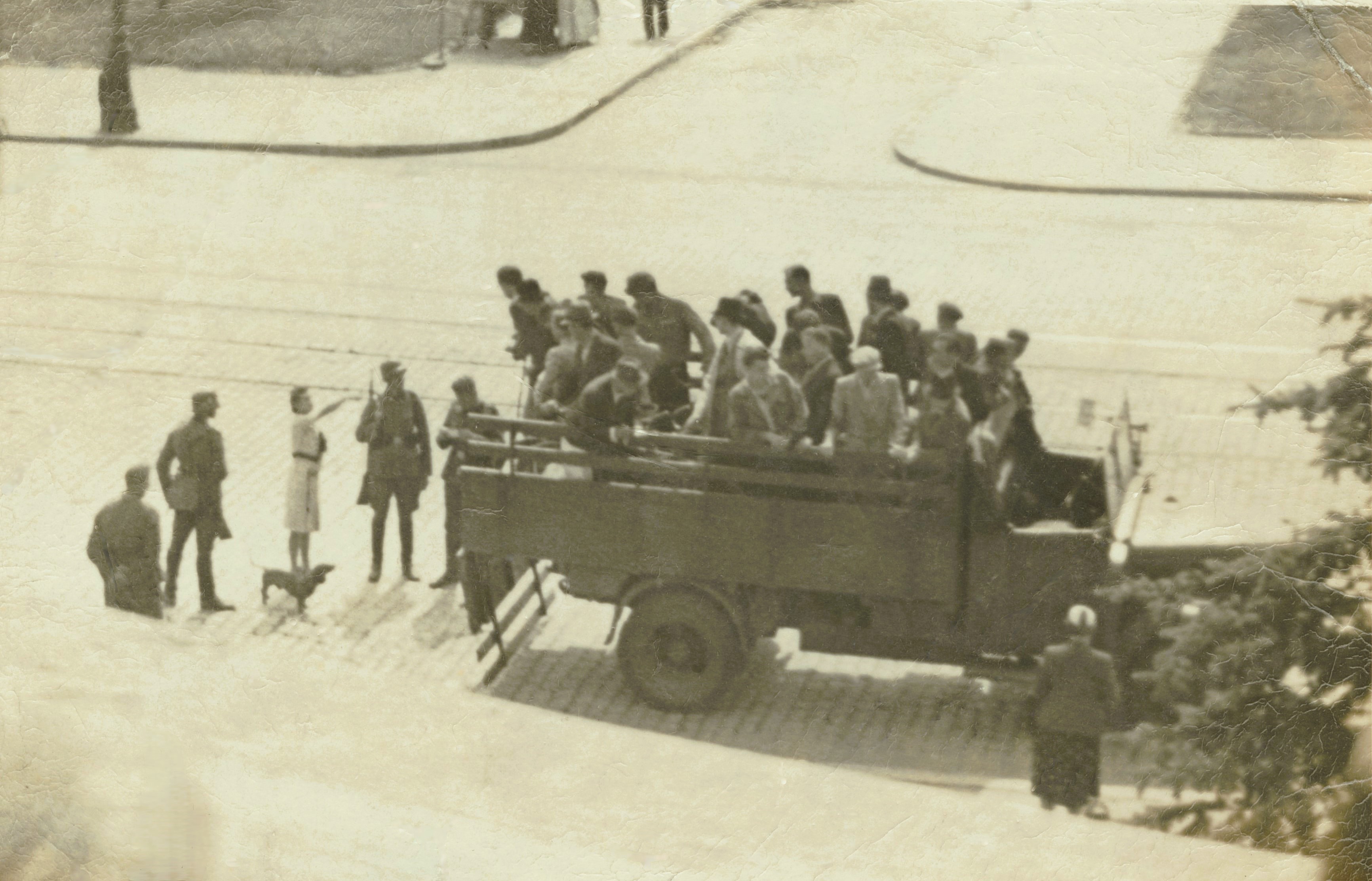 Polnische Zivilpersonen (darunter Frauen) während einer deutschen Łapanka-Razzia in der Aleja 3 Maja, Warschau, ca. 1941. Fotos wie dieses dokumentieren die Erfassung von Zivilpersonen, die u. a. zur Zwangsarbeit in das Deutsche Reich verschleppt wurden.