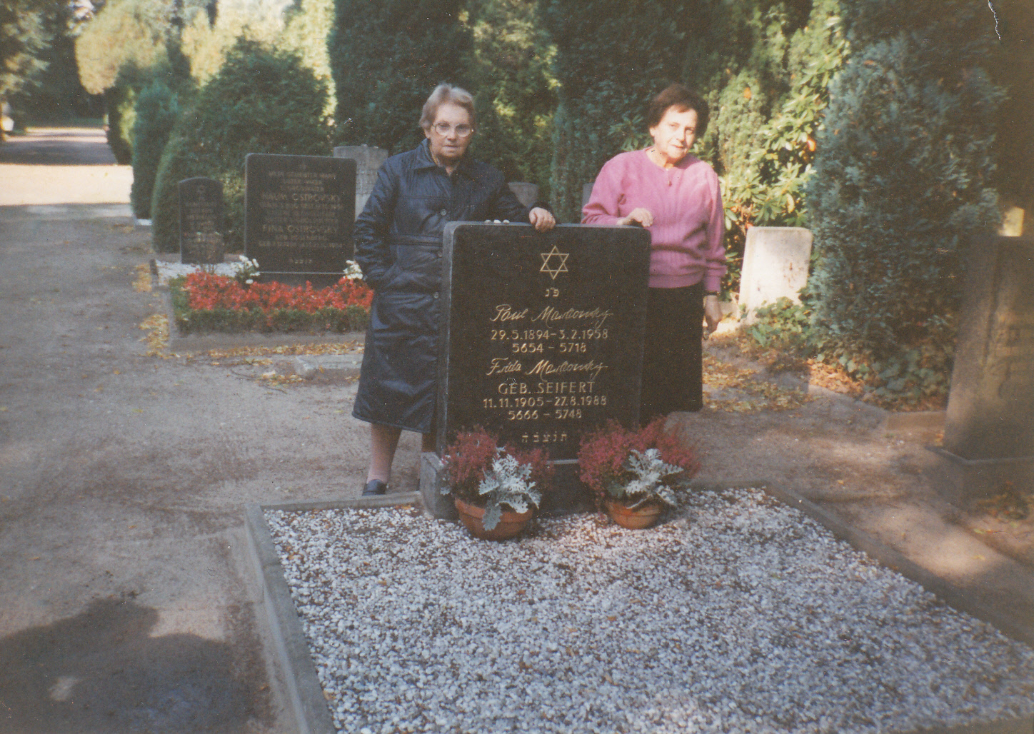 Hamburg, 1996: Rita und Hella am Grab des Vaters Paul Markowsky auf dem Ohlsdorfer
Friedhof.