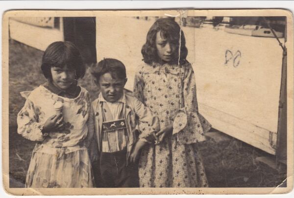 Zilli mit ihrem Cousin und ihrer Cousine, 1929/30