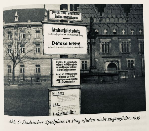 Die SS ergriff immer neue Maßnahmen, um die jüdische Bevölkerung zu terrorisieren. Aber auch tschechische Behörden und Stadtverwaltungen waren daran beteiligt. Auf diesem Spielplatz hatte die Stadt Prag verordnet: »Juden nicht zugänglich«.