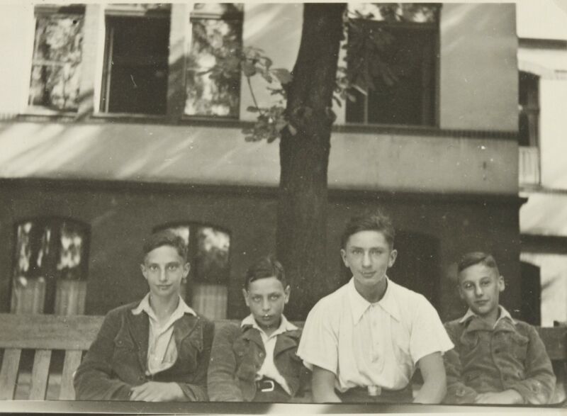 Walter und seine Freunde im Auerbach'schen Waisenhaus, 1938