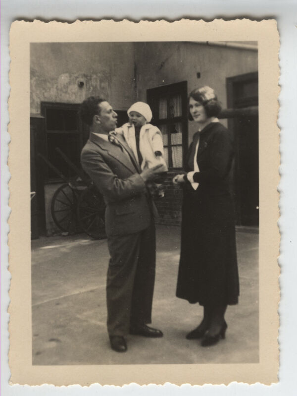 Ingeburg und ihre Eltern, 1933