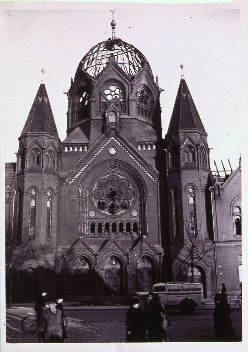 Königsberg, 10. November 1938: die ausgebrannte Neue Synagoge an der Lindenstraße nach der »Kristallnacht«. Aufnahme des Sport- und Bildberichterstatters Karl Friedrich Schulze (1902–1973).