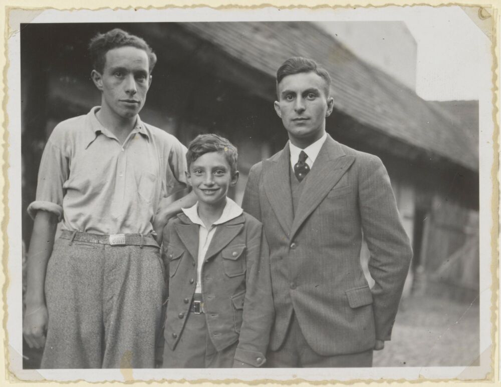 Walter mit seinen beiden älteren Brüdern, 1934