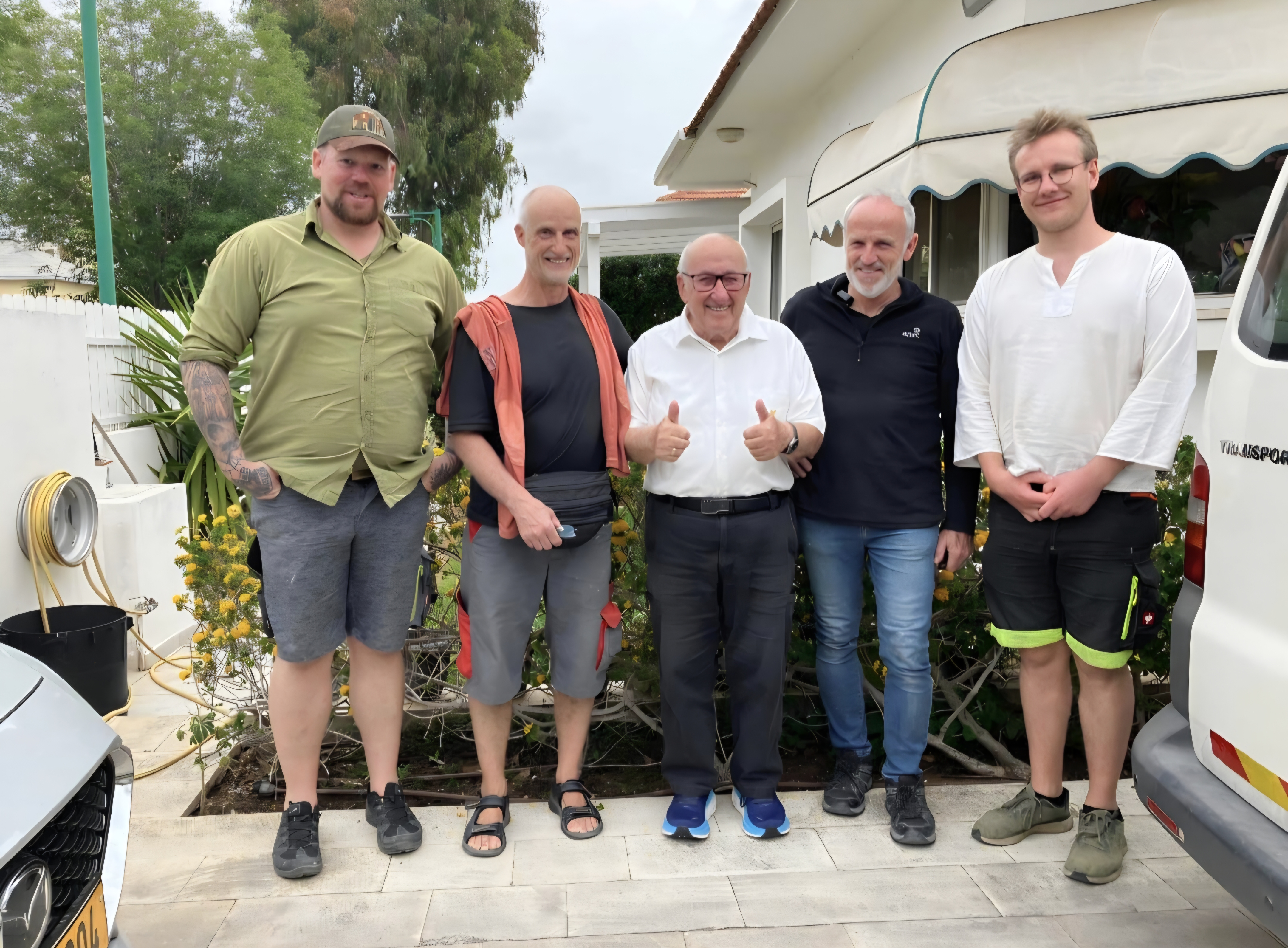 Shlomo Bobbe in der Mitte, links neben ihm Matthias Krones, rechts neben ihm Henoch Ackermann zusammen mit Unterstützern