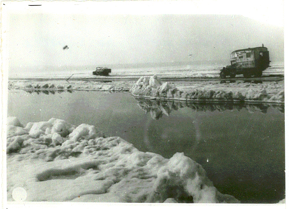 Foto von Lastwagen auf dem Ladogasee Foto von Lastwagen auf dem Ladogasee