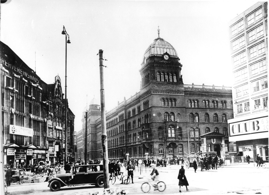 Der Alexanderplatz mit dem Gefängnis-Gebäude um 1930 Der Alexanderplatz mit dem Gefängnis-Gebäude um 1930