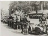 Deutsche Soldaten auf dem Großen Marktplatz von Haarlem, 1940