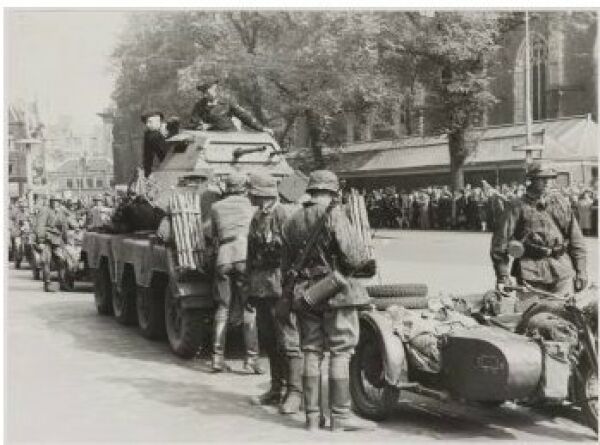 Deutsche Soldaten auf dem Großen Marktplatz von Haarlem, 1940