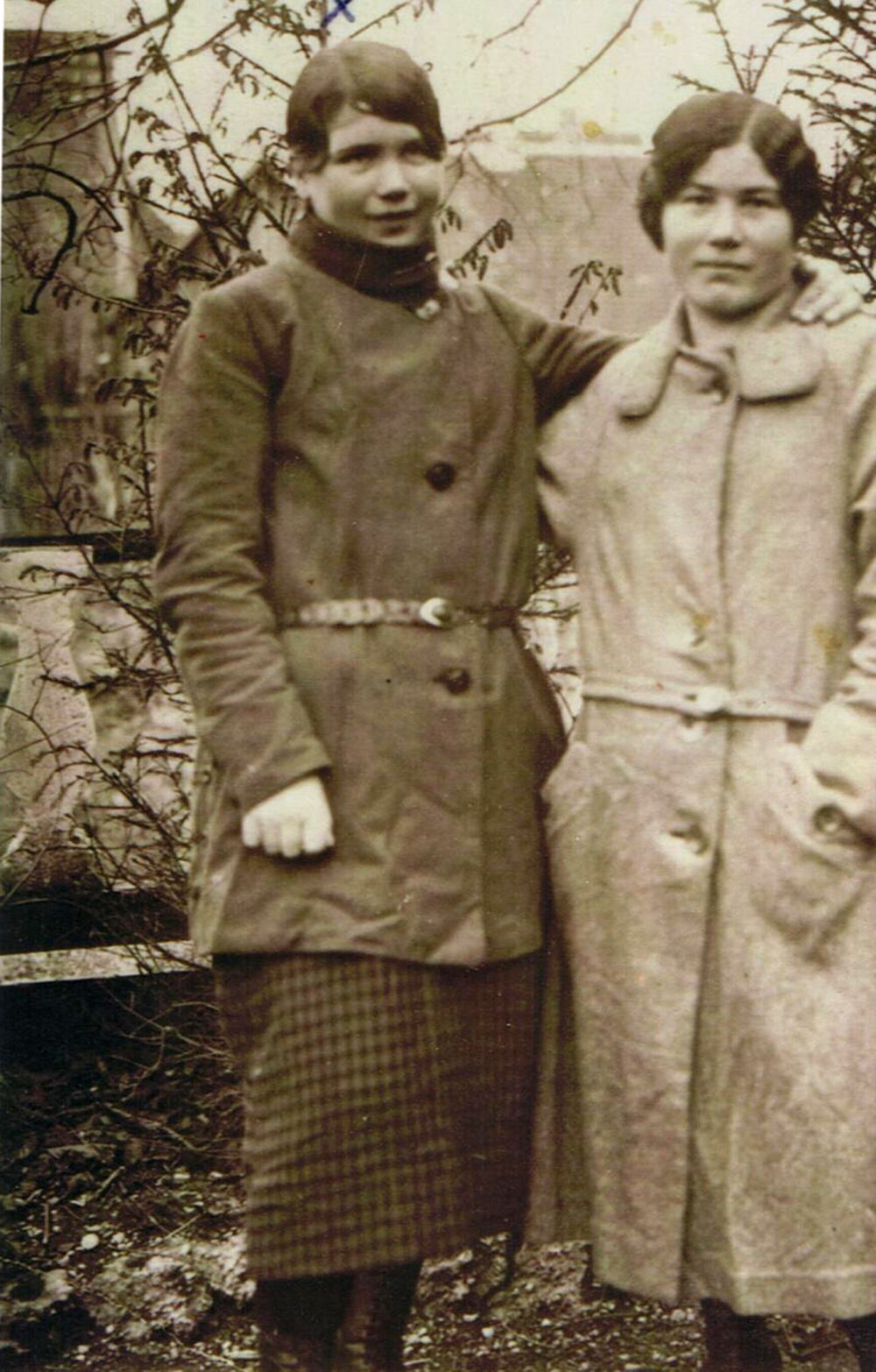Ernsts Schwester vermutet, dass auf dem Foto ihre Mutter Anna Lossa, geborene Angerer (links) mit deren Schwester zu sehen ist.