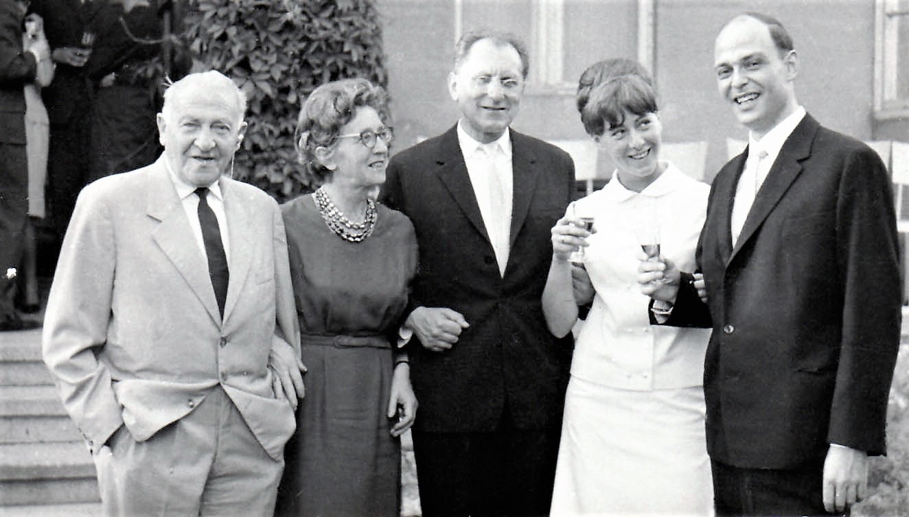 Pressburg, 19. Juni 1965: mit der Familie bei seiner Hochzeit. Pressburg, 19. Juni 1965: mit der Familie bei seiner Hochzeit.