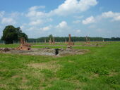 Foto von Überresten des ehemaligen »Zigeunerlagers« in Auschwitz-Birkenau