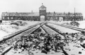 Torhaus von Auschwitz-Birkenau, 1945