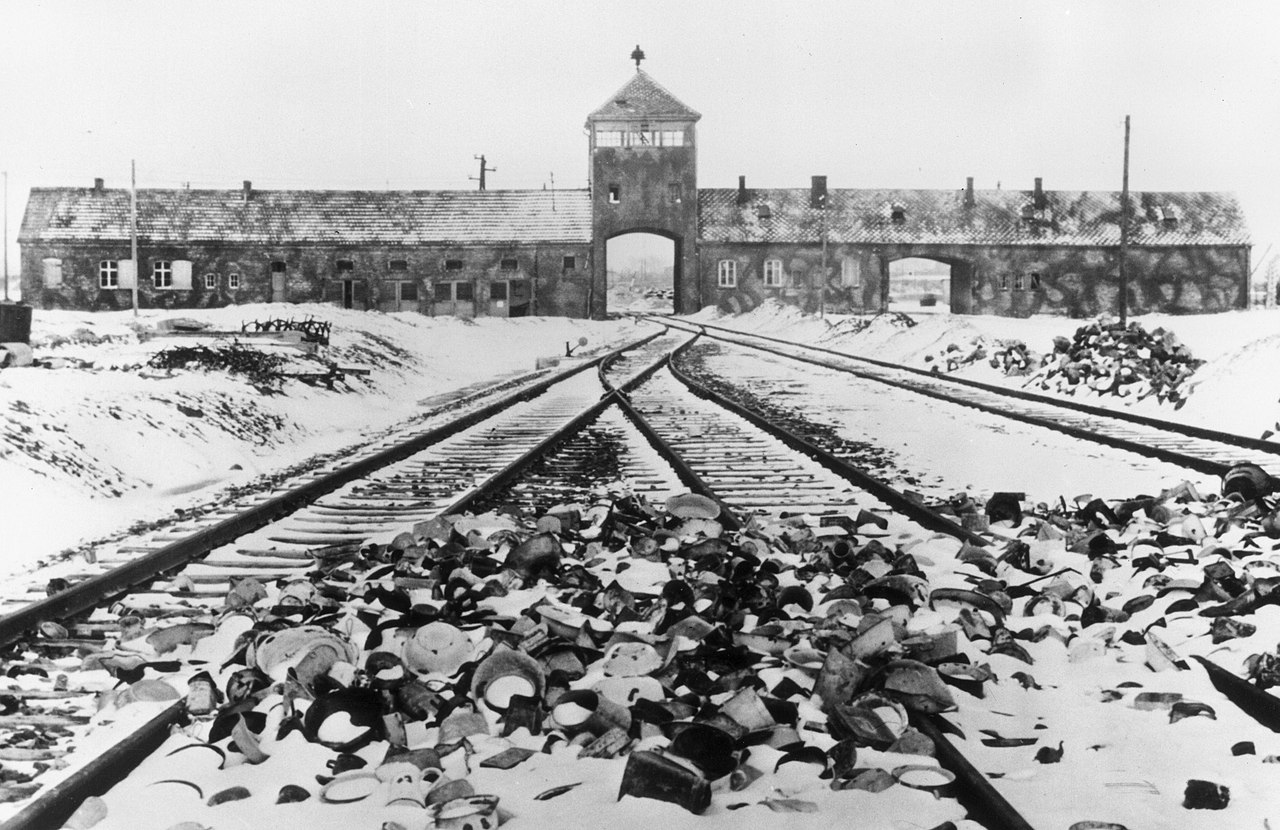 Torhaus von Auschwitz-Birkenau, 1945 Torhaus von Auschwitz-Birkenau, 1945