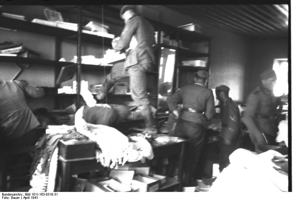 Foto von einer Plünderung jüdischer Geschäfte 1941