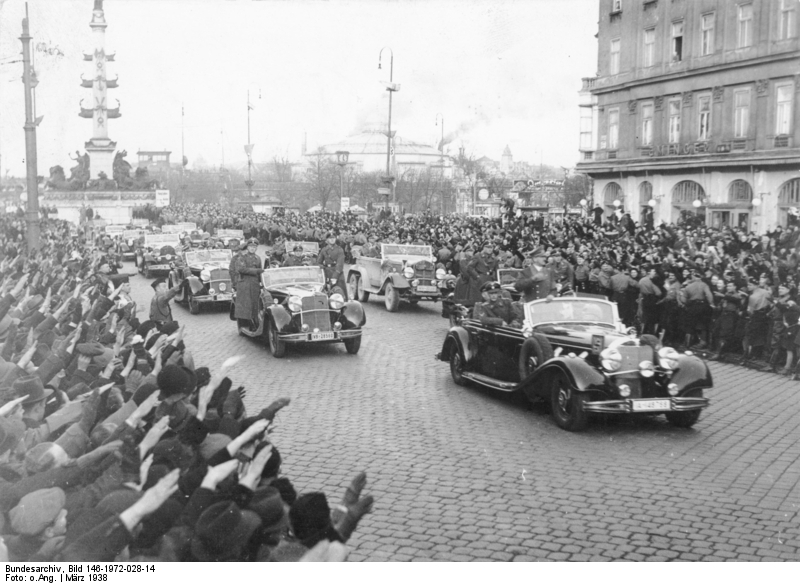 Foto von Adolf Hitler bei seiner Jubelfahrt durch die Wiener Innenstadt Foto von Adolf Hitler bei seiner Jubelfahrt durch die Wiener Innenstadt