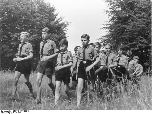 Foto von Hitlerjungen bei einer Wanderung