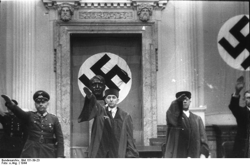 Foto von Richtern am Volksgerichtshof, die den Hitlergruß machen