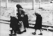Alte Frau und Kinder an der Rampe, 1944