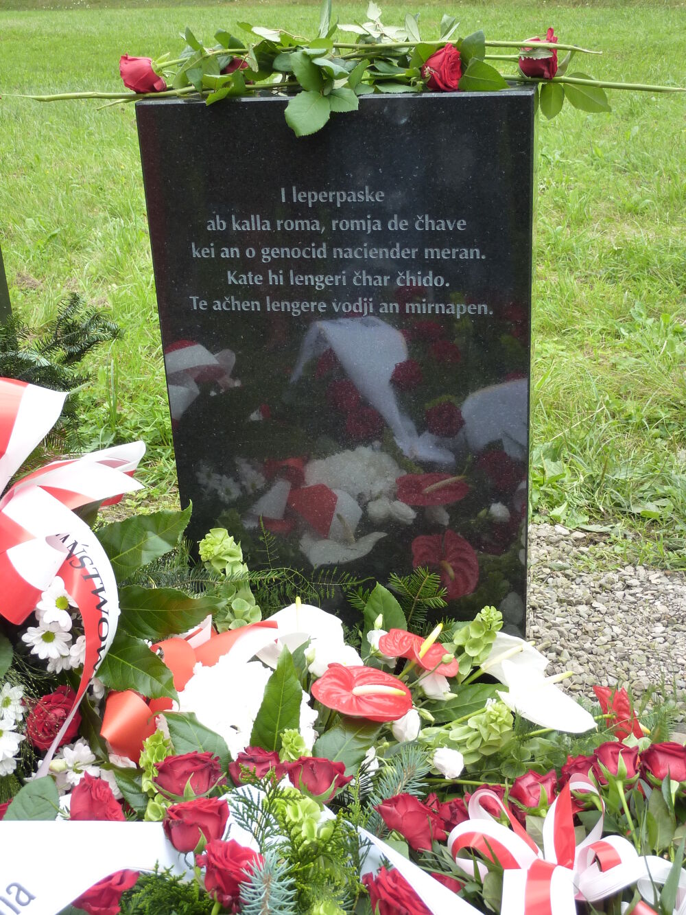 Foto eines Gedenksteines für die ermordeten Sinti und Roma in Auschwitz-Birkenau