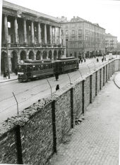 Das Ghetto lag mitten in der Warschauer Innenstadt und war durch eine drei Meter hohe Mauer vom Rest der Stadt abgetrennt. Es gab mehrere Ein- und Ausgänge, die streng kontrolliert wurden. Die dort eingepferchten Juden und Jüdinnen durften das Ghetto nicht mehr verlassen. Der Schmuggel von Lebensmitteln oder anderen Gegenständen war strengstens verboten.