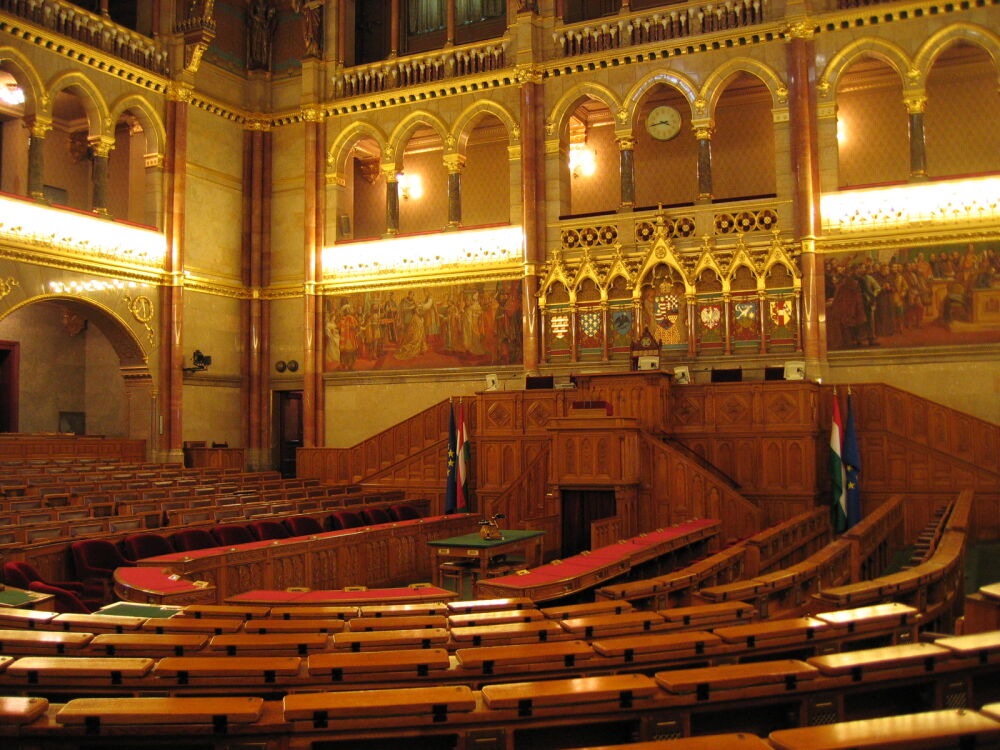 Foto des Sitzungssaales des ungarischen Parlamentes in Budapest