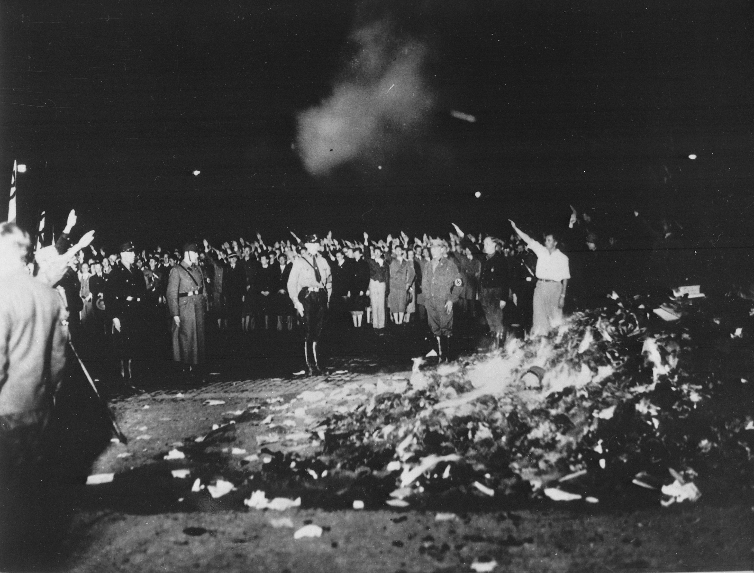 Foto der Bücherverbrennung auf dem Berliner Opernplatz, 1933 Foto der Bücherverbrennung auf dem Berliner Opernplatz, 1933