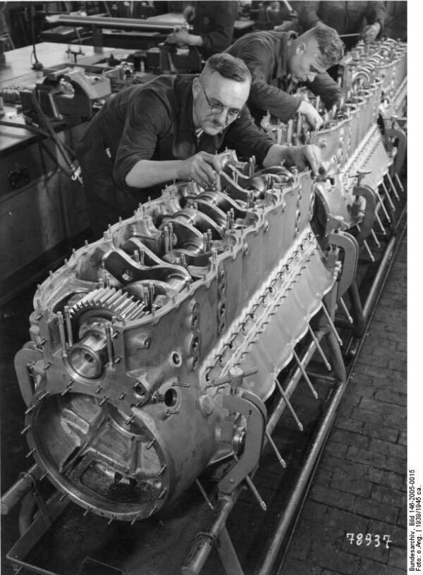 Foto von Flugmotoren in den Junkers Flugzeug- und Motorenwerken in Dessau