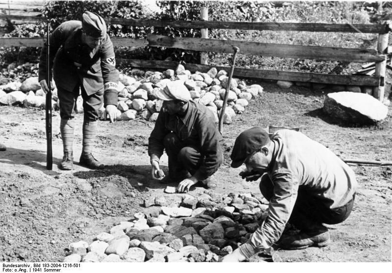 Historisches Foto von 1941, das jüdische Häftlinge beim Straßenbau zeigt