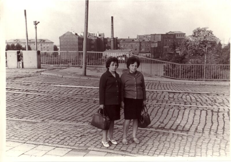 Königsberg (Kaliningrad), 1974: Rita und Hella auf der Hohen Brücke am Weidendamm; die Straßenbahngleise sind die alten deutschen.