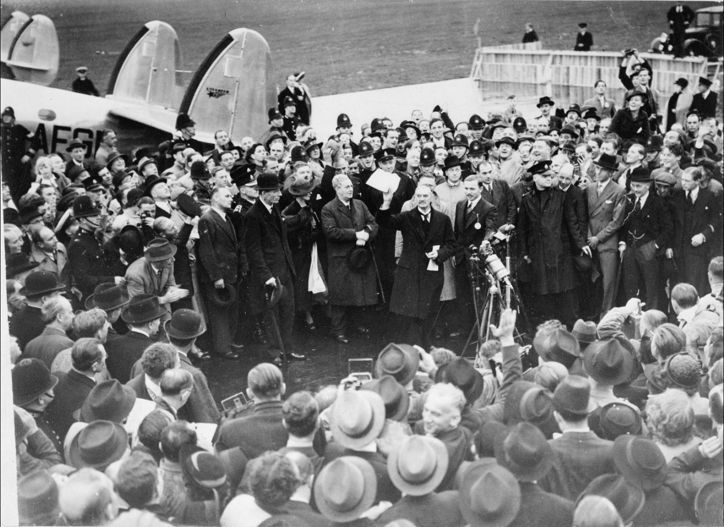 Premierminister Chamberlain zeigt das das von Hitler und ihm unterzeichnete Papier.